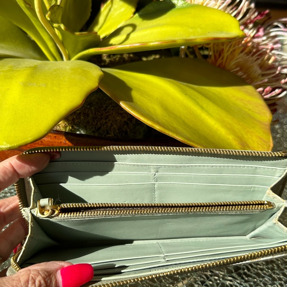 MUI MUI zip around wallet. EUC. Pale Green Snake-like print on outside, - Picture 7 of 11